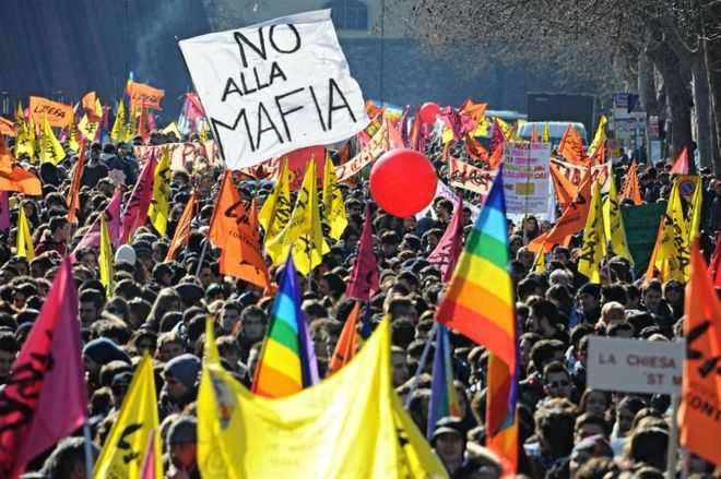 WCENTER 0XNDBGKMDH Un momento della manifestazione organizzata su iniziativa dell'associazione Libera per ricordare le vittime della mafia, Firenze, 16 marzo 2013. Il lungo corteo, con molti giovani, è partito dalla Fortezza da Basso per raggiungere lo stadio comunale. ANSA/ MAURIZIO DEGL' INNOCENTI