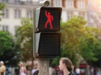 Attraversa il semaforo a piedi col rosso: 200 euro di multa