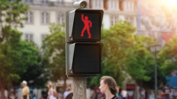 Attraversa il semaforo a piedi col rosso: 200 euro di multa