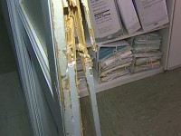 Porte e arredi danneggiati, i vandali prendono di mira Palazzo San Giorgio: indagano i Carabinieri