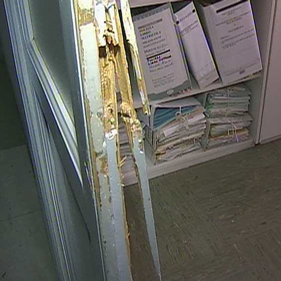 Porte e arredi danneggiati, i vandali prendono di mira Palazzo San Giorgio: indagano i Carabinieri