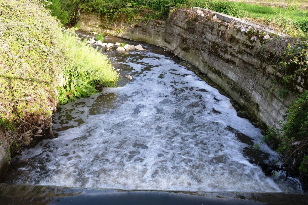 Schiuma bianca e odori nauseanti, allarme in contrada Colle Calcare