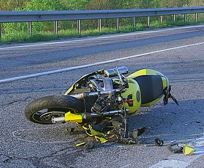 Moto contro trattore, giovane miracolato