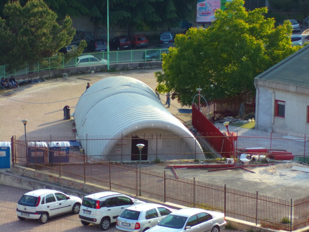 L’accoglienza dimenticata: il degrado nel parcheggio della Casa degli Angeli