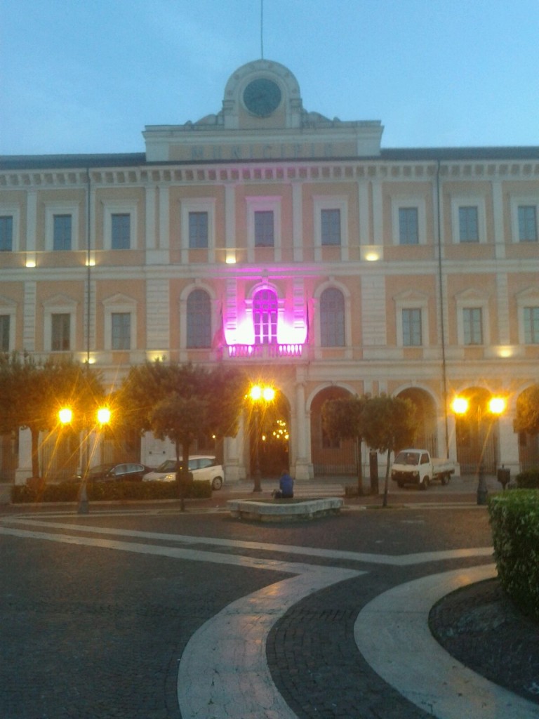Campobasso, il Municipio si tinge di viola