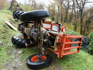 Giovane muore schiacciato dal trattore