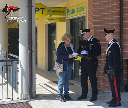 Dispositivi antitruffa, i Carabinieri distribuiscono volantini davanti alle poste