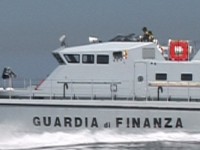 Perde il controllo del gommone, uomo salvato dai finanzieri