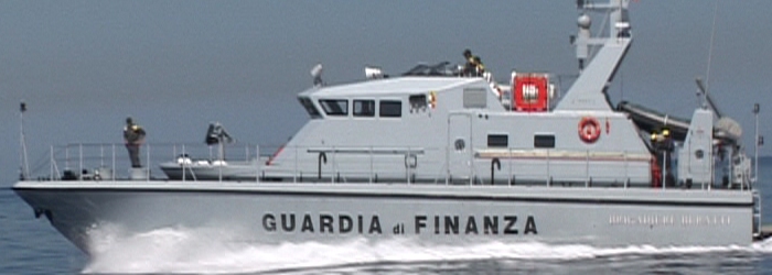 Perde il controllo del gommone, uomo salvato dai finanzieri