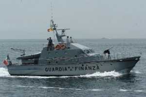 Scivola dal gommone, salvato dalla Guardia di Finanza