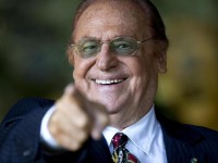 Renzo Arbore posa per i fotografi durante la presentazione del documentario 'Da Palermo a New Orleans...E fu subito jazz', il 13 dicembre 2013 negli studi Rai di viale Mazzini.
ANSA/ GUIDO MONTANI