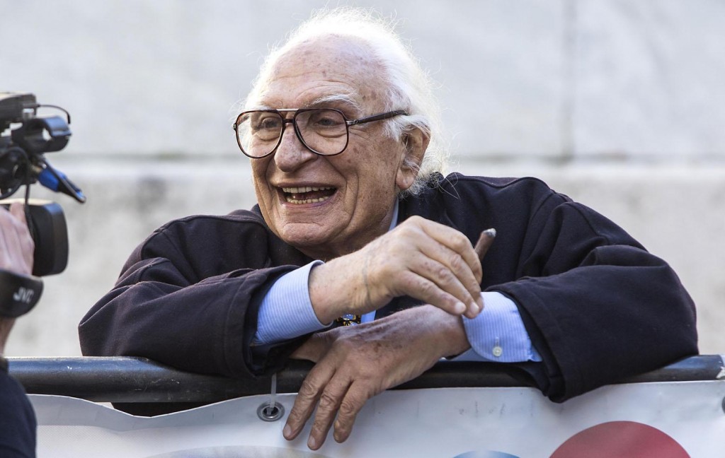 Foto Roberto Monaldo / LaPresse
07-02-2014 Roma
Politica
P..zza Montecitorio - Manifestazione dei Radicali Italiani su giustizia e carcere
Nella foto Marco Pannella
Photo Roberto Monaldo / LaPresse
07-02-2014 Rome (Italy)
Demonstration by the Italian Radicals on justice and prison
In the photo Marco Pannella