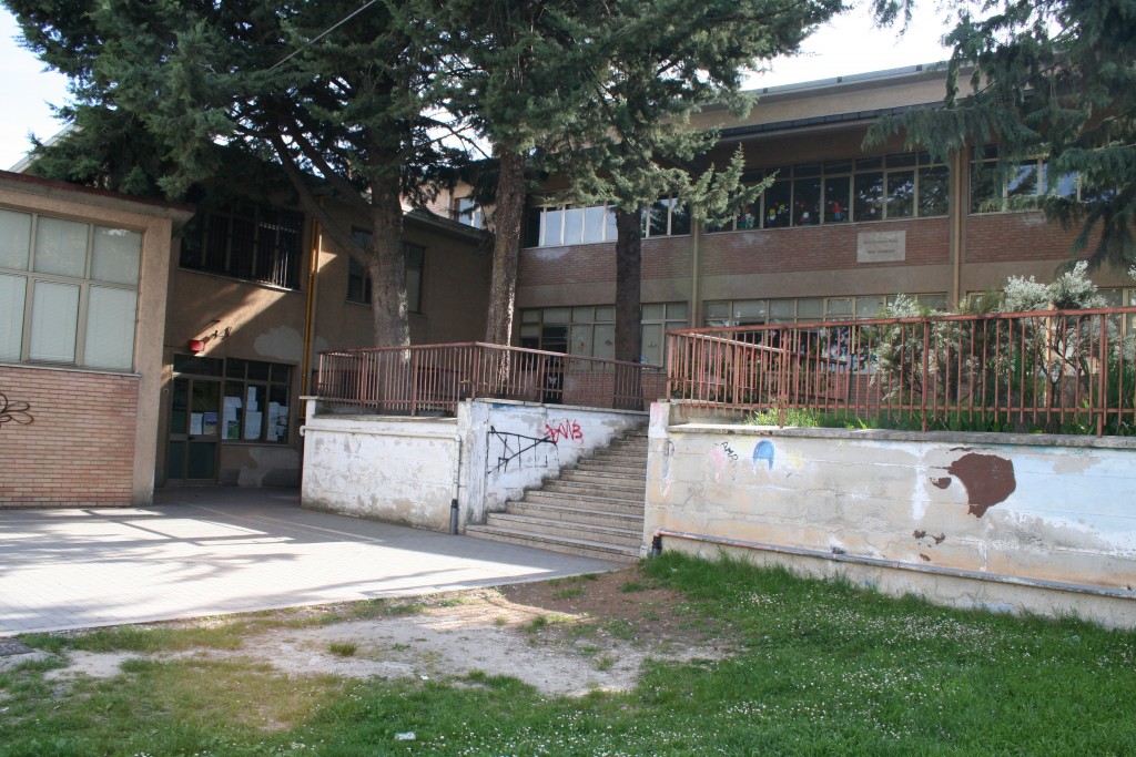 Scuola di via D’Amato in vendita, sale la tensione