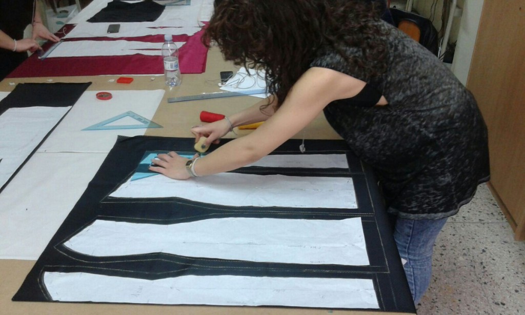 Sfilata di moda di fine anno coi capi delle studentesse del professionale