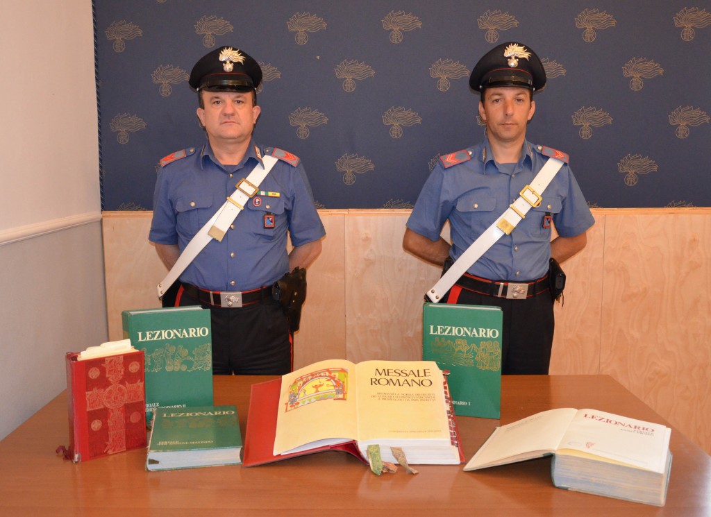 Rubava messali e lezionari nelle chiese, denunciato 58enne