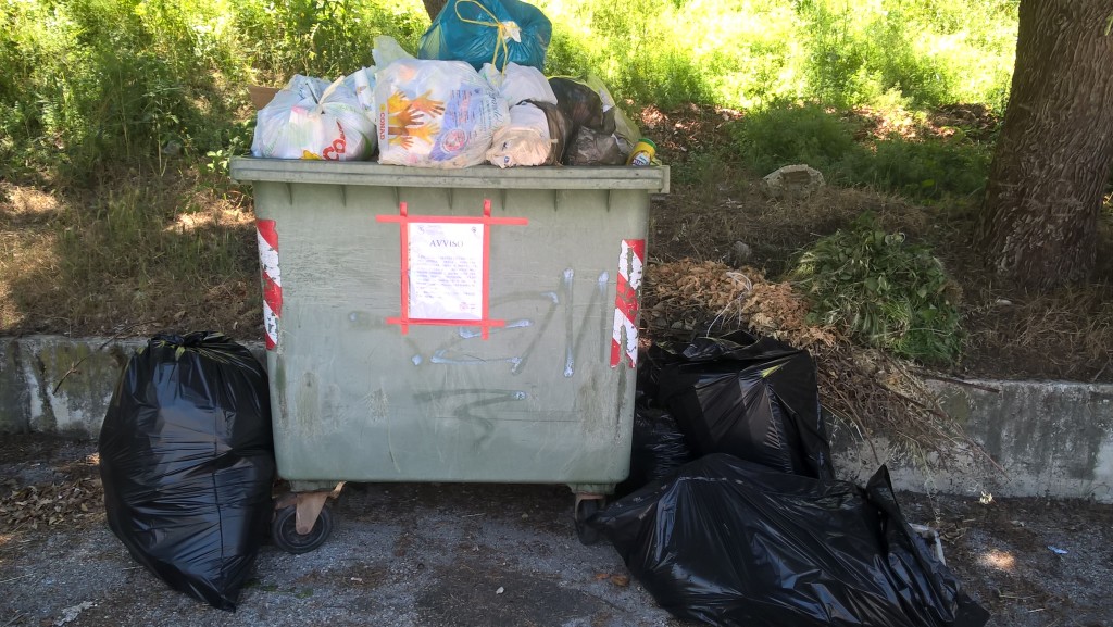 Ferrazzano, bidoni stracolmi e spazzatura ammassata in strada: protestano i residenti della Mimosa