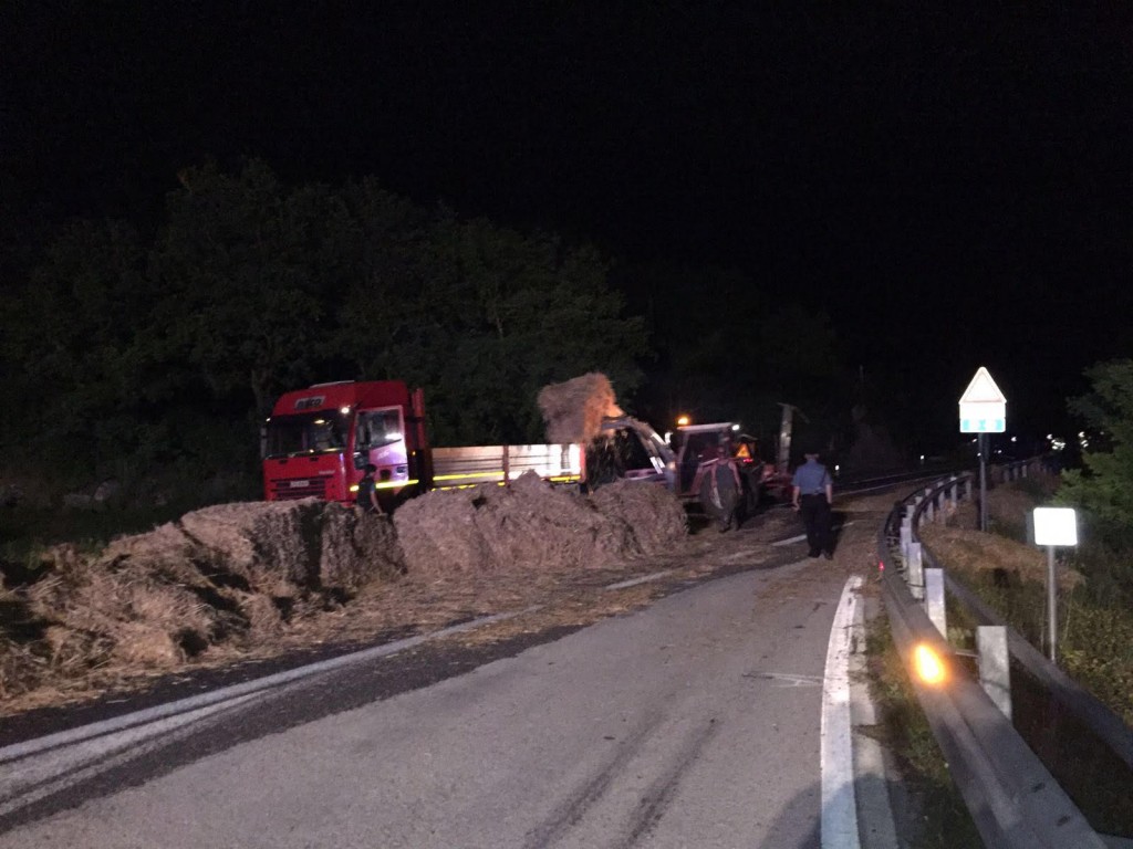 Rimorchio con paglia si ribalta all’altezza del bivio di Pettoranello