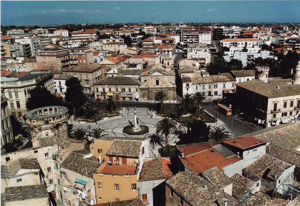 Precipita dal secondo piano, 15enne finisce in ospedale