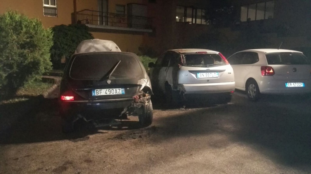 Auto in fiamme in via Sicilia, indagano i Carabinieri
