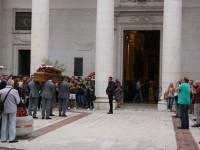 Lacrime e dolore per l’addio al prof e all’infermiera