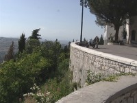 Deluso dalla fine di un amore si lancia nel vuoto