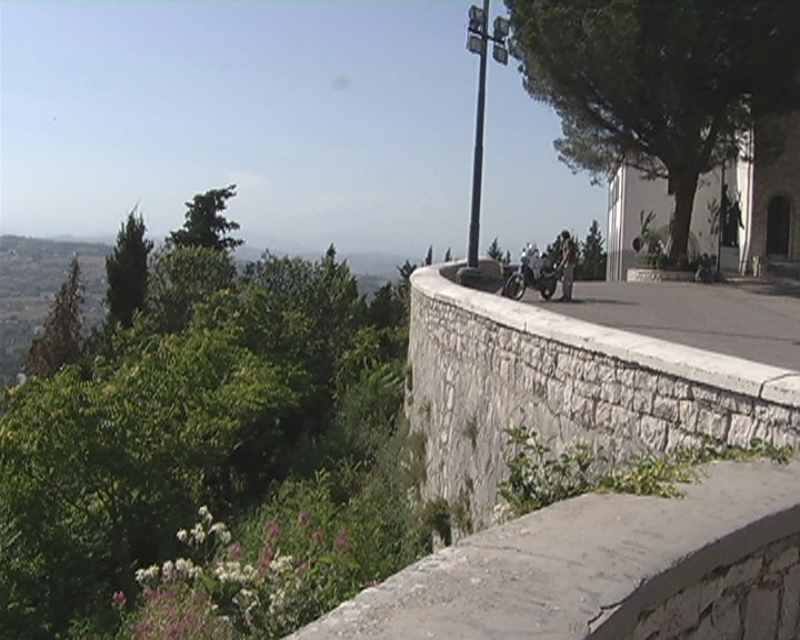 Deluso dalla fine di un amore si lancia nel vuoto