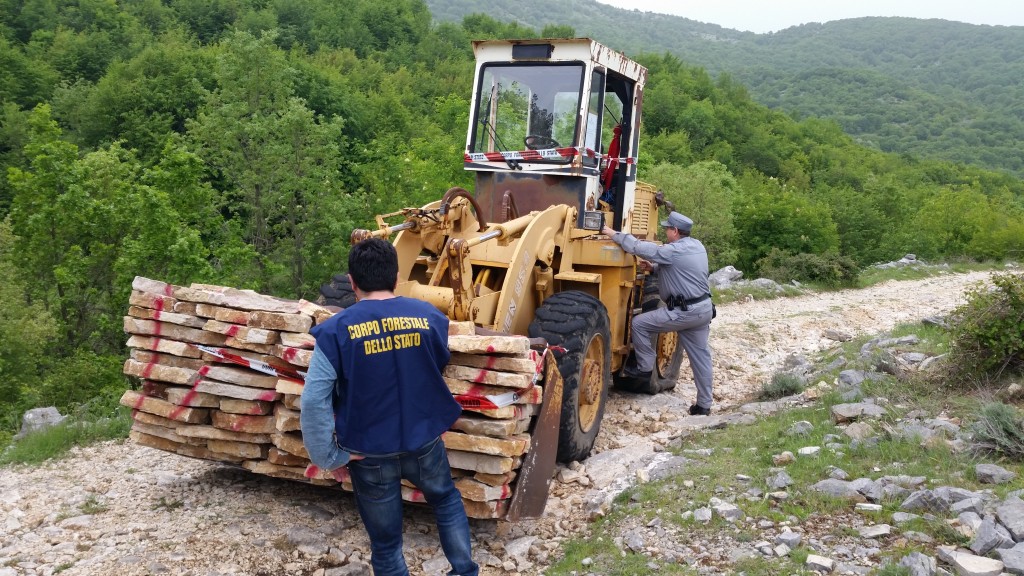 Estrazione abusiva di ‘verdello’, cinque casertani nei guai