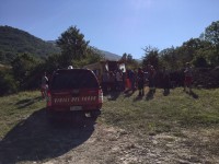 Castelpizzuto, boscaiolo resta incastrato sotto l’albero