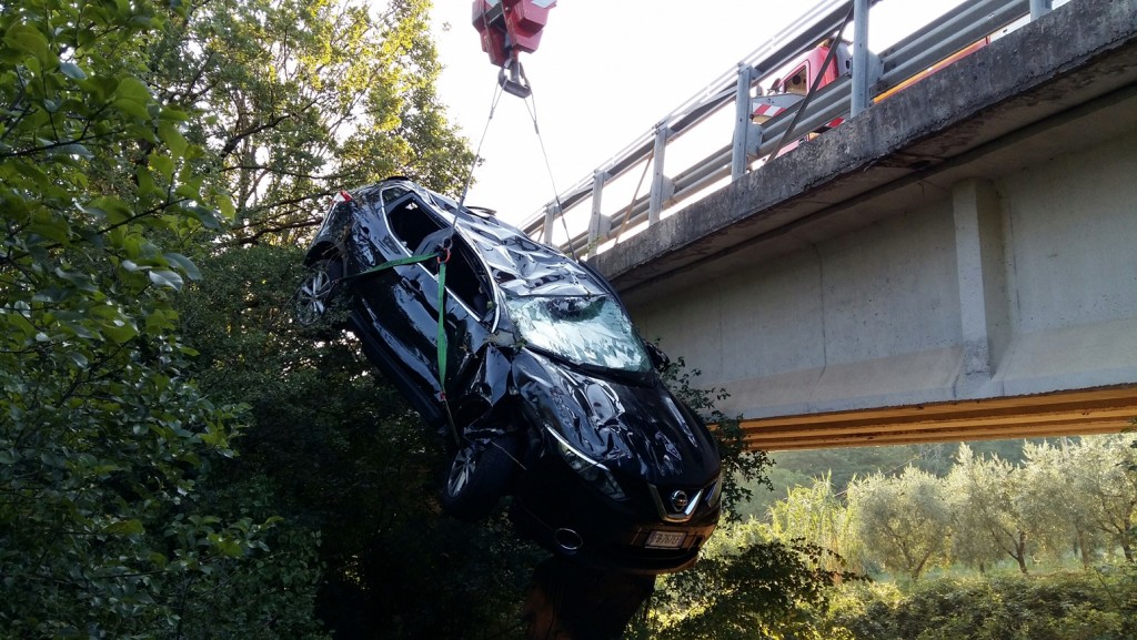 Auto esce fuori strada ribaltandosi, feriti gli occupanti