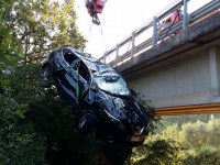 Auto esce fuori strada ribaltandosi, feriti gli occupanti