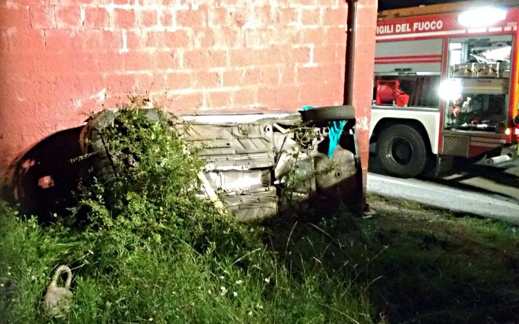 Schianto mortale nella notte, arrestato con l’accusa di omicidio stradale il 25enne che era alla guida dell’auto