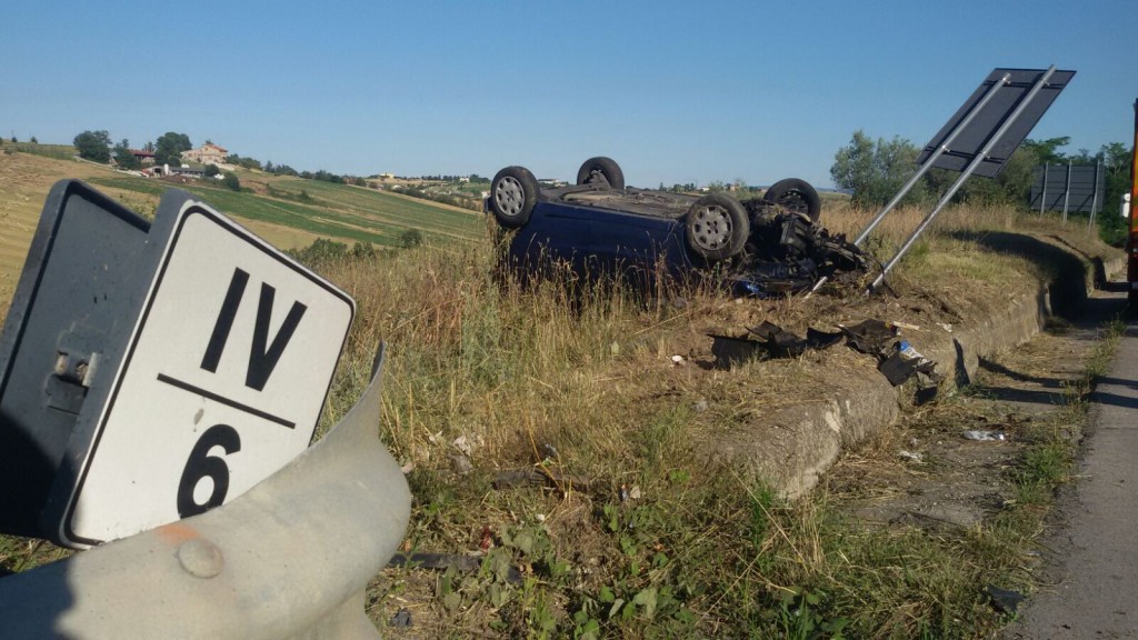 Perde il controllo dell’auto e cappotta nella cunetta, frate 74enne ricoverato al Cardarelli