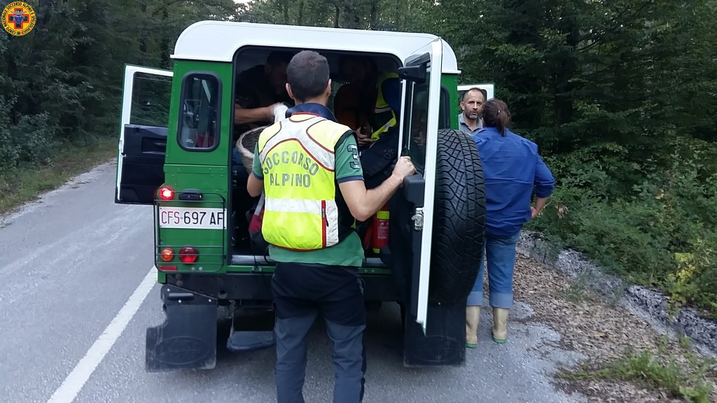 Va in cerca di funghi e si smarrisce, 61enne ritrovata dal soccorso alpino