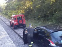 Si ribalta con l’auto e finisce sul binario ferroviario