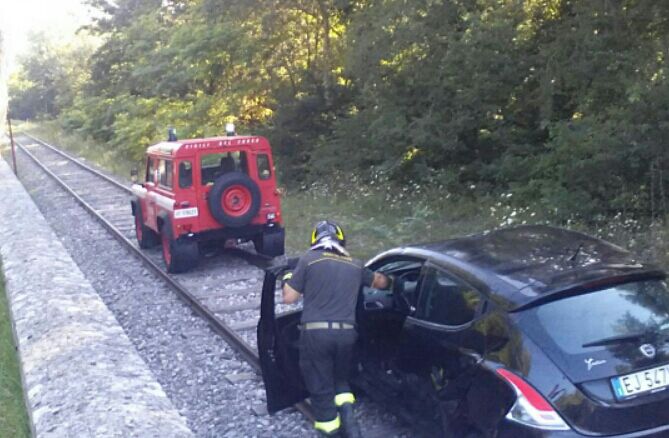 Si ribalta con l’auto e finisce sul binario ferroviario