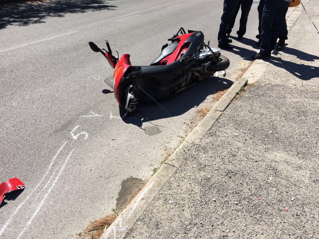 Finisce con lo scooter contro un palo, muore un 28enne