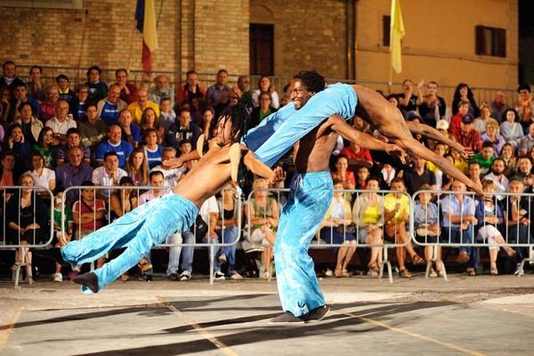 Buskers Festival, Castel del Giudice si prepara all’invasione di acrobati, giocolieri e saltimbanchi