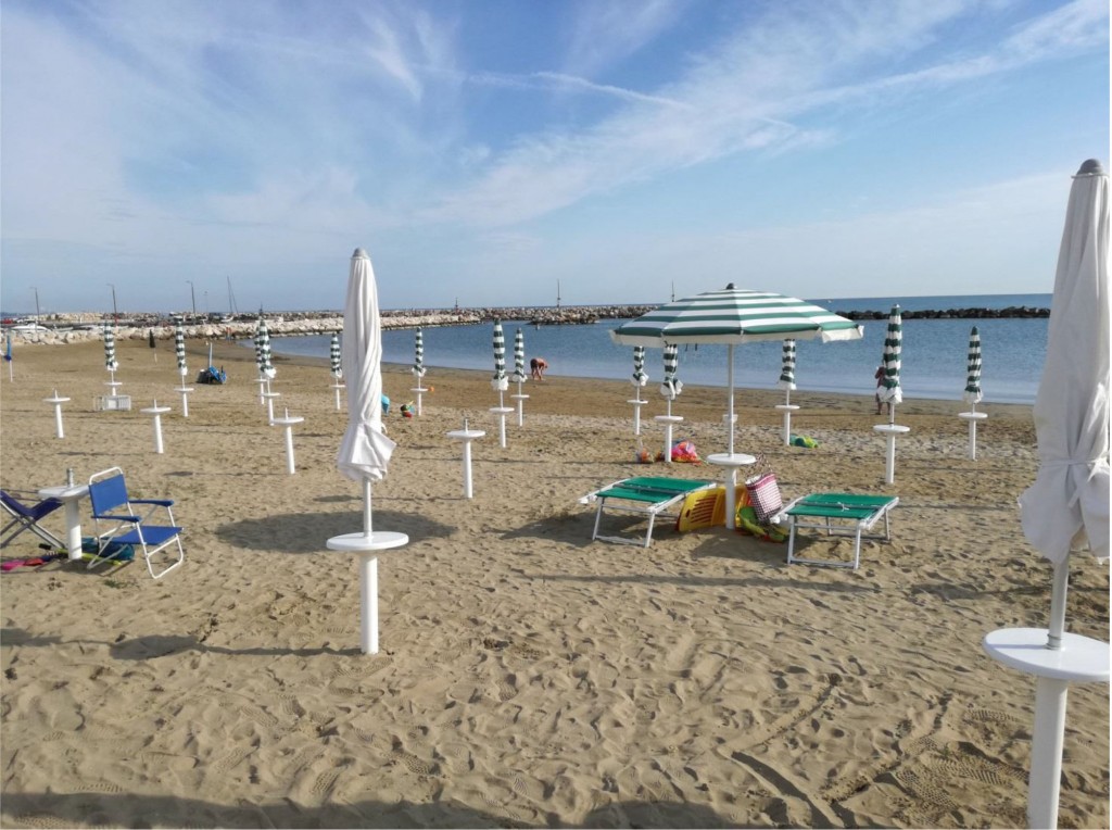 Sigilli al “lido” abusivo: aveva occupato un pezzo di spiaggia libera