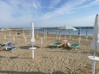 Sigilli al “lido” abusivo: aveva occupato un pezzo di spiaggia libera