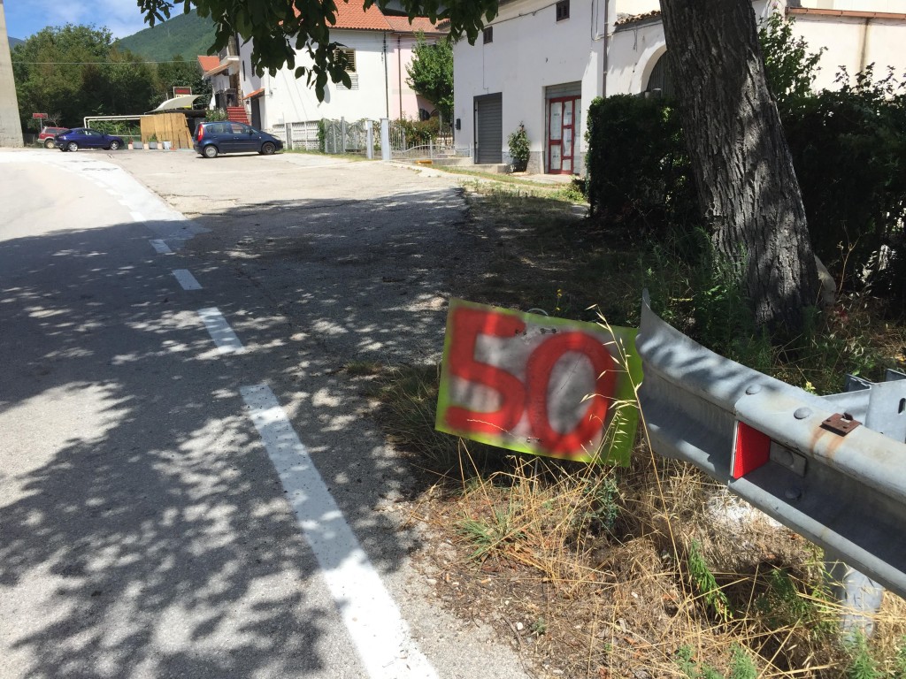 Statale 158, i residenti segnalano la pericolosità del tratto per il bivio di Rocchetta e Cerro