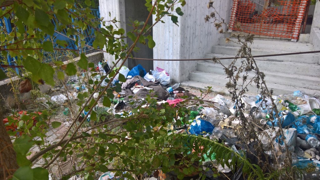 Immondizia e topi, il Terminal di via Vico come una discarica