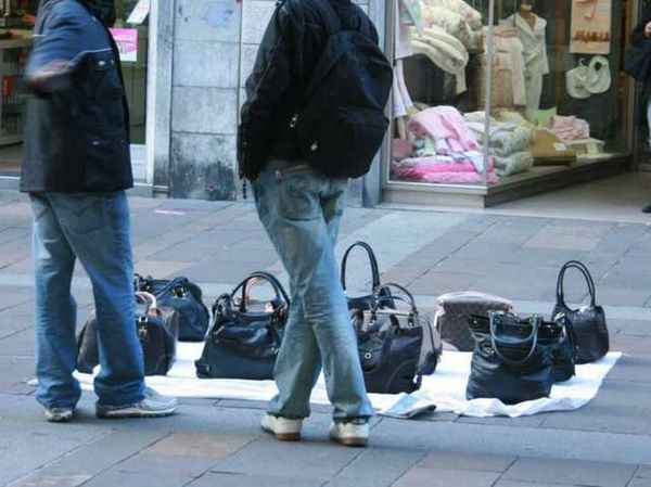 Retata contro gli ambulanti abusivi, Confesercenti ringrazia la polizia