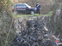 Sigilli alla maxi-discarica abusiva di pneumatici