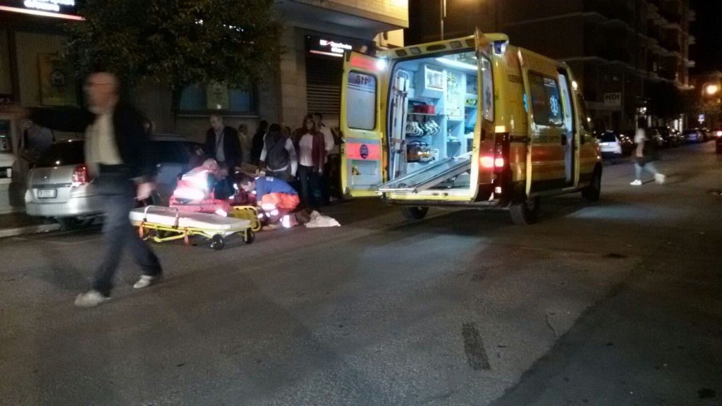 Auto travolge uno scooter, grave un 15enne