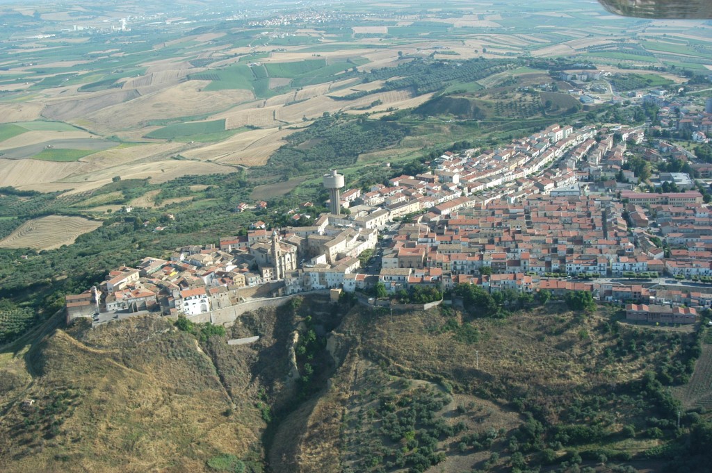 Cade dallo scooter e muore, domani i funerali del 16enne