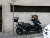 Parcheggio selvaggio davanti agli uffici dell’Inps, scooter blocca il marciapiedi