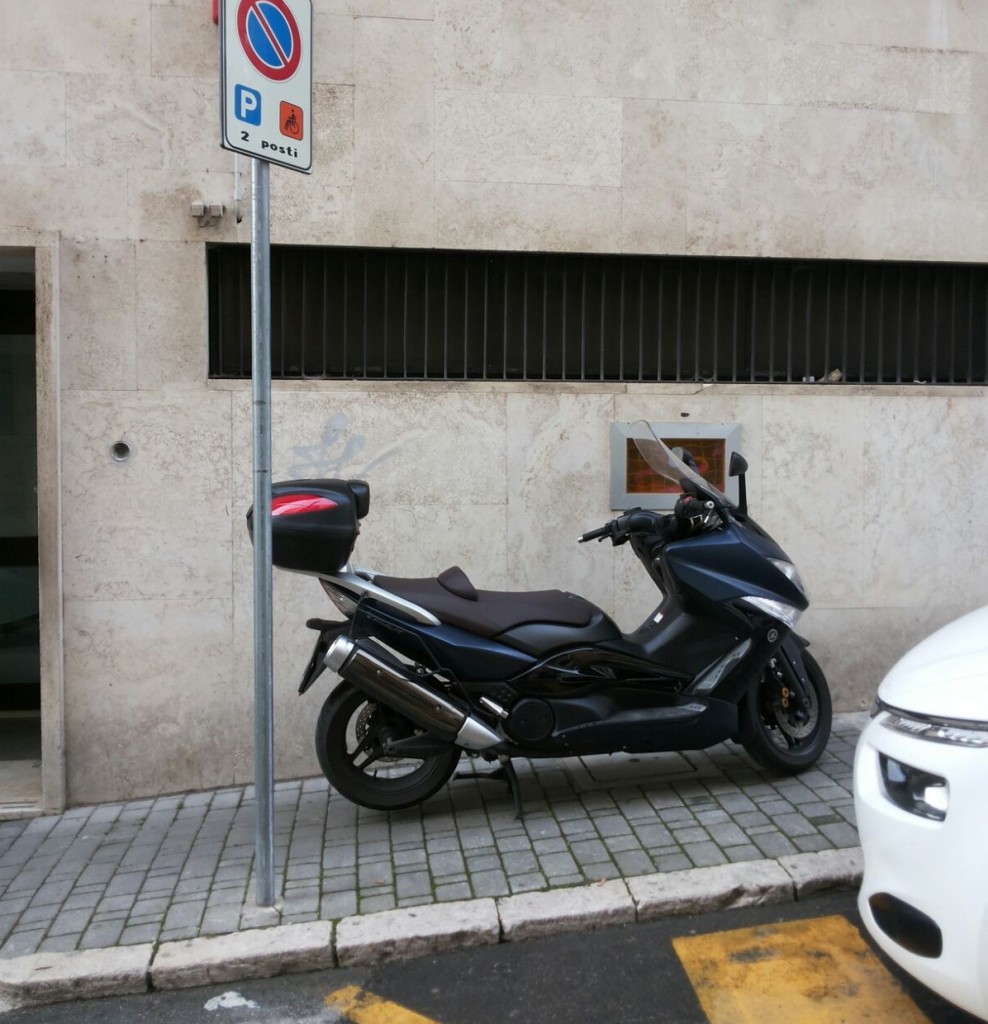 Parcheggio selvaggio davanti agli uffici dell’Inps, scooter blocca il marciapiedi