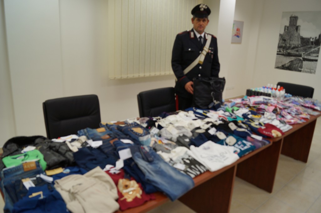 Rubano vestiti e cosmetici, due foggiane nei guai