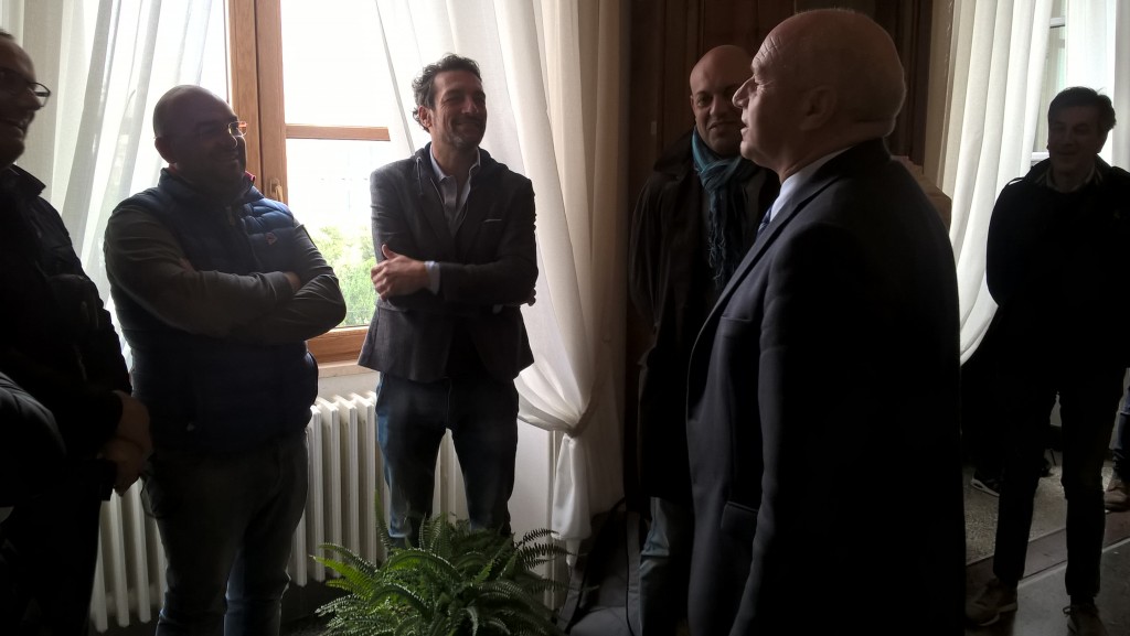 Scuola di via Leopardi, è scontro tra i genitori e il sindaco Battista