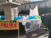 Scuola di via Leopardi, i genitori protestano davanti a Palazzo San Giorgio